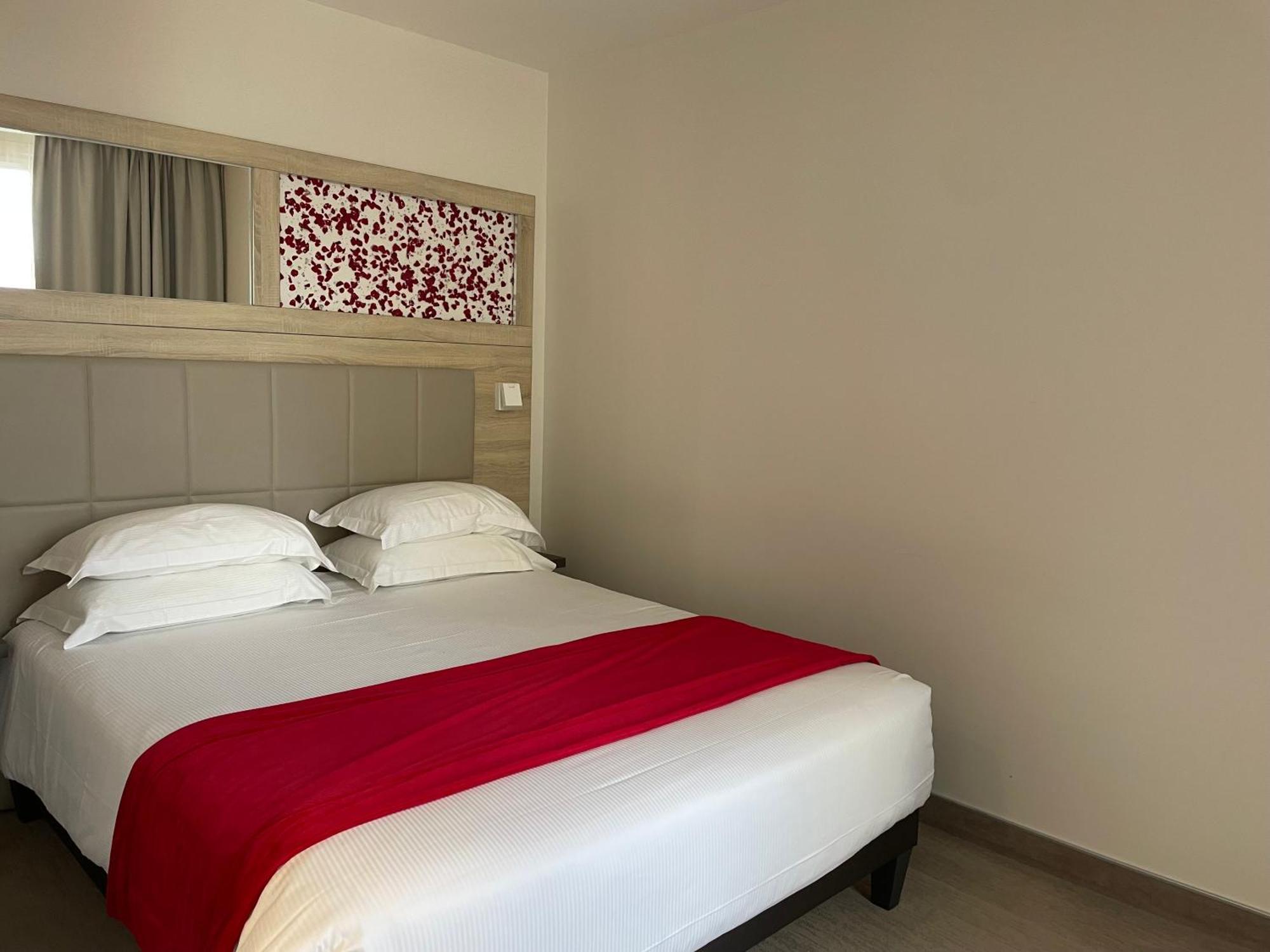 Brit Hotel De Grignan Vichy Eksteriør billede